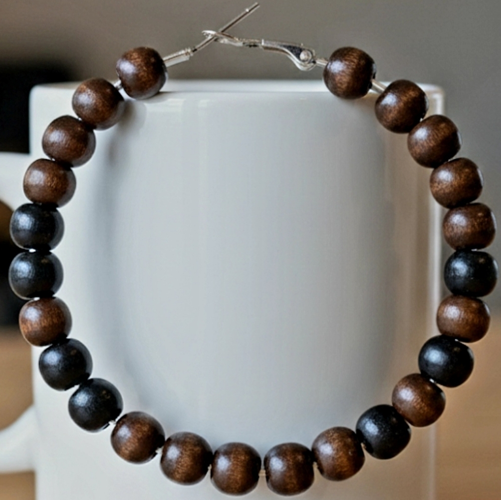 Large, lightweight wooden hoop earrings with brown and black wooden beads. 8 cm - Picture 3 of 7